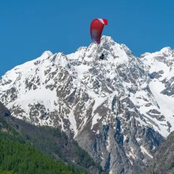 Parapente au dessus de la vallée de Vallouise