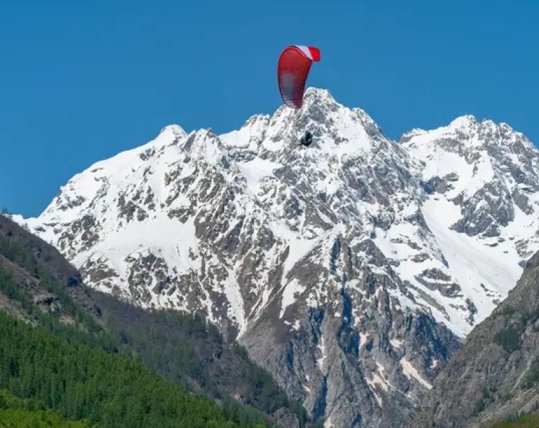 Parapente au dessus de la vallée de Vallouise